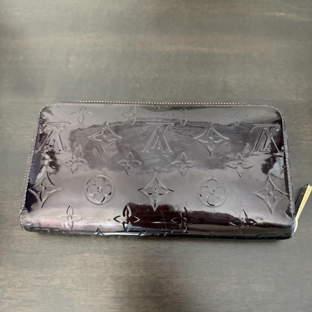 Louis Vuitton Monogram Vernis leather Zippy Wallet in Amarante
